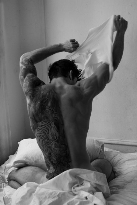 Эстетика мужского тела на кровати