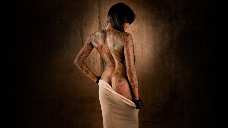 Голые женщины с татуировками