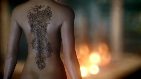 Оголенная спина женщины