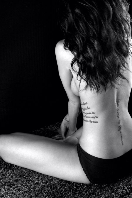 Эротичная девушка с татуировкой на спине
