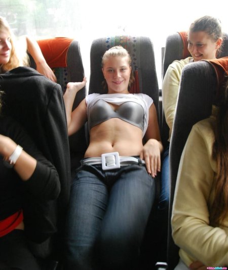 Девушки в общественном транспорте