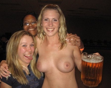 Пьяные девки показывают сиськи