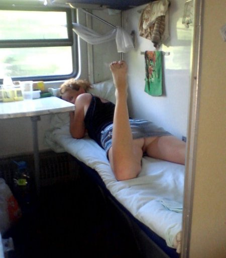 Девушка в трусах в поезде