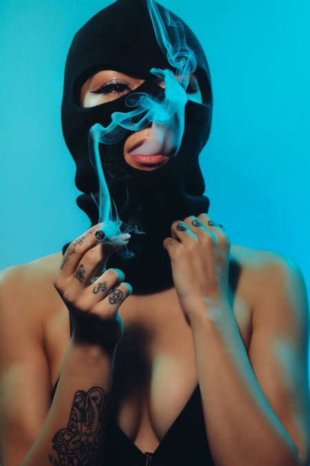 Девушка в маске Балаклаве