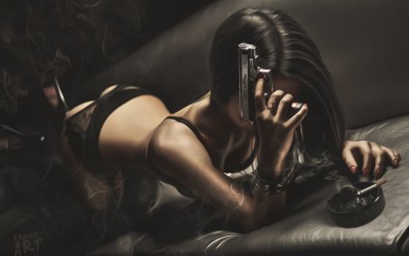 Девушка в кровати с пистолетом