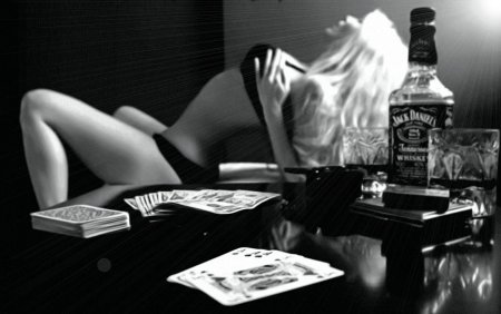 Девушка с сигарой и виски