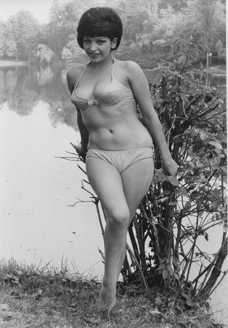 Советские женщины в купальниках и голышом