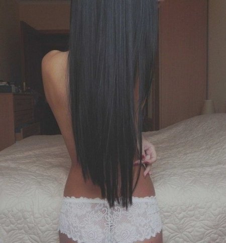 Девушка с чёрными волосами со спины