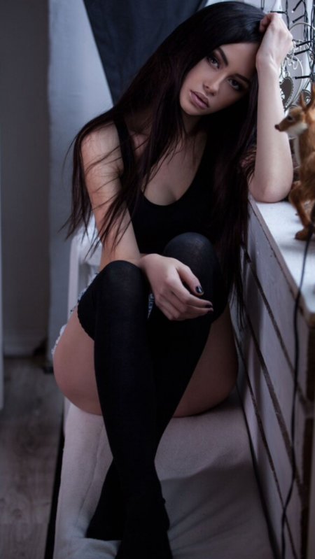 Стройная с черными волосами