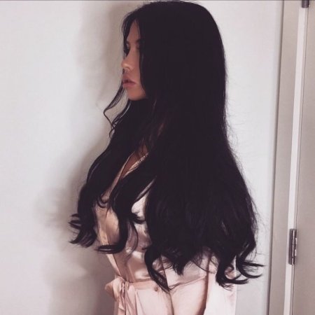 Дешка с черными длиными волоса