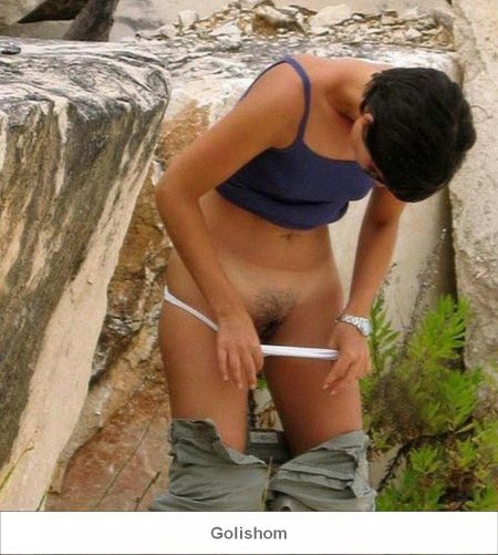 Девушка приспустила трусики