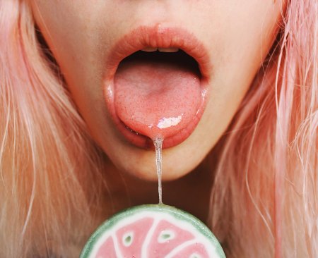 Девочка с высунутым языком