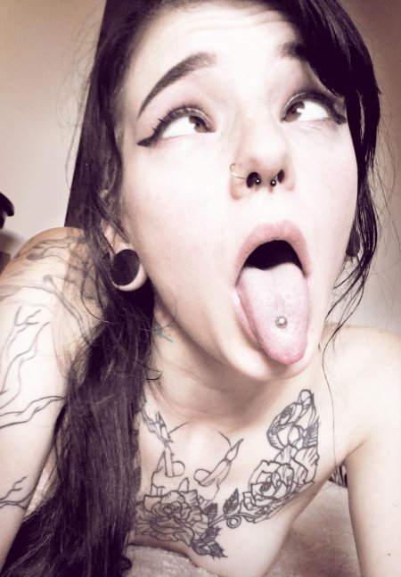 Девушки смвысунутым языком