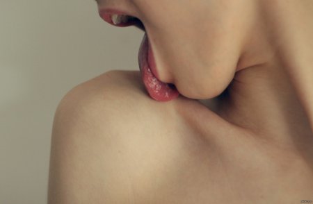 Девушка облизывает язык