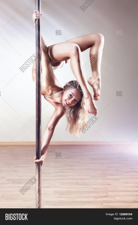 Девочка на пилоне