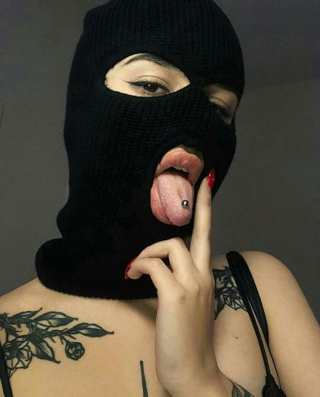 Девушка в маске