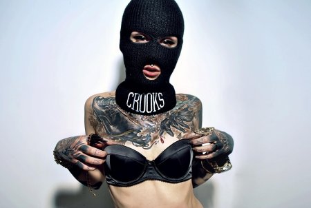 Девушка в маске Балаклаве