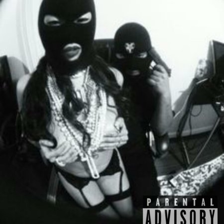 Девушка в маске грабителя