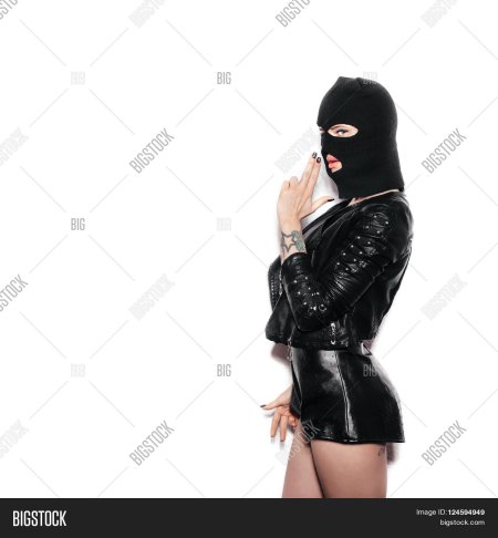 Девушка в черной Балаклаве