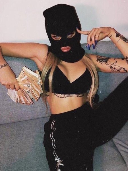 Девушка в черной Баваклаву