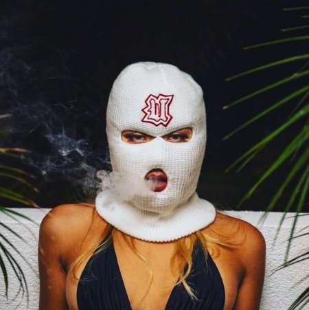 Девушка в Балаклаве