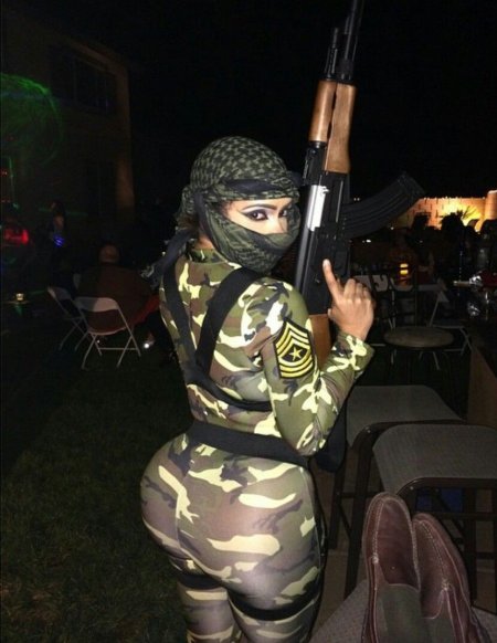 Арабские женщины с оружием