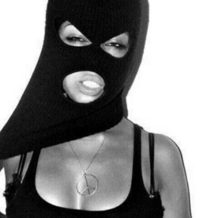 Девушка в маске
