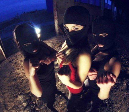 Парень и девушка в балаклавах