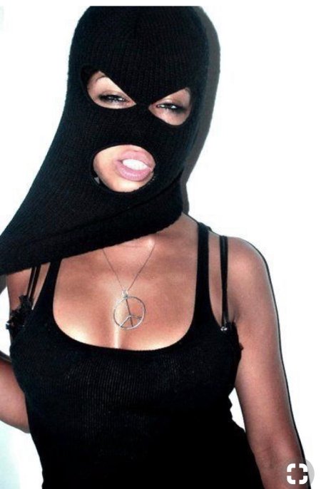 Девушка в черной Балаклаве