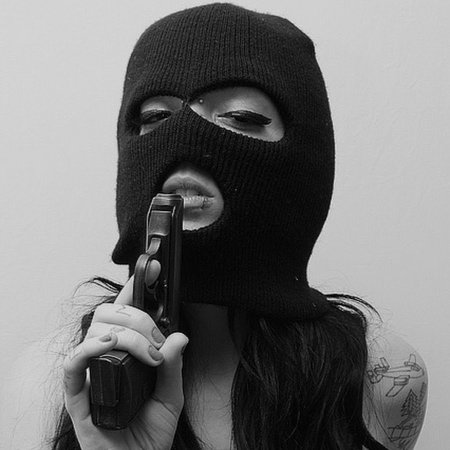 Девушка в маске Балаклаве