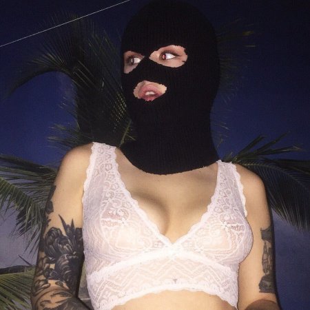 Девушка в балаклаве