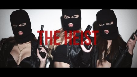 Три девушки в масках