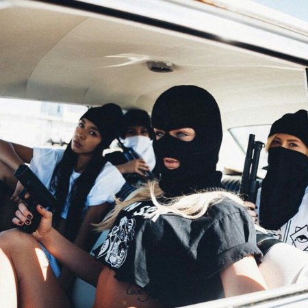 Банда девушек в балаклавах