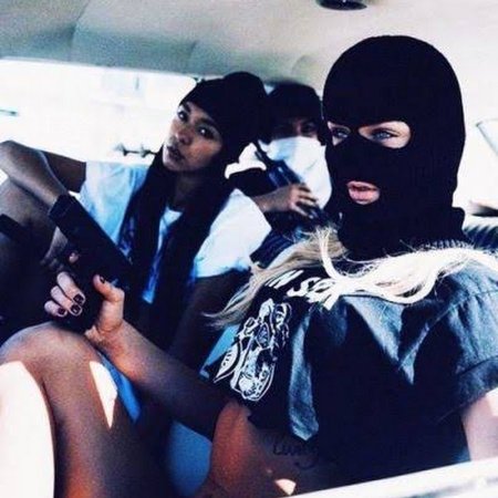 Девушка в Балаклаве