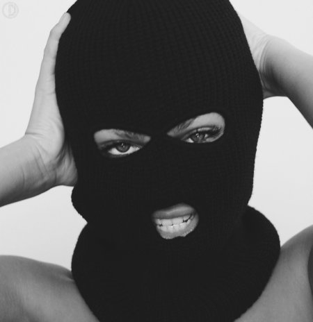 Девушка в чёрной маске бандита