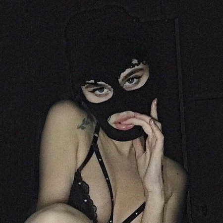 Девушка в маске Балаклаве