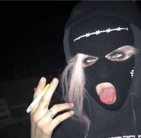 Девушка в Балаклаве курит