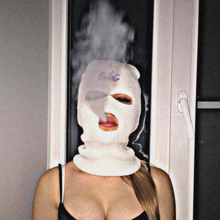 Девушка в маске Балаклаве