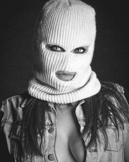 Девушка в Балаклаве