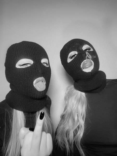 Девушка в балаклаве