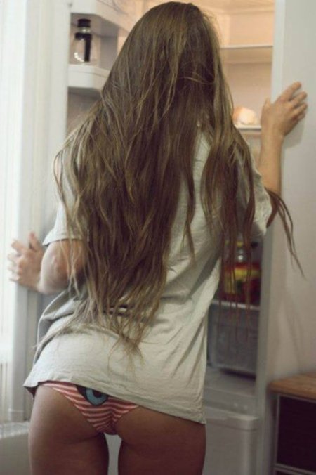 У девушек длинный волос в трусах