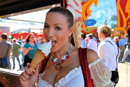 Jordan Carver Октоберфест