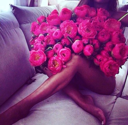 Девушка с букетом роз