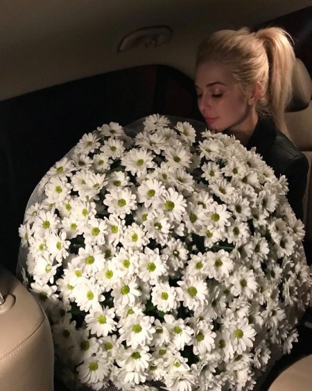 Девушка с большим букетом