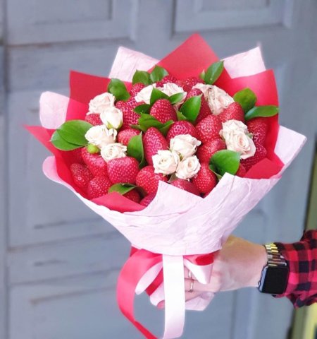 Букет роз с клубникой