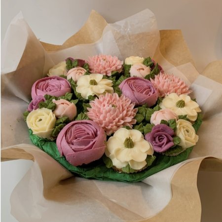 Букет из рафаэлок и цветов
