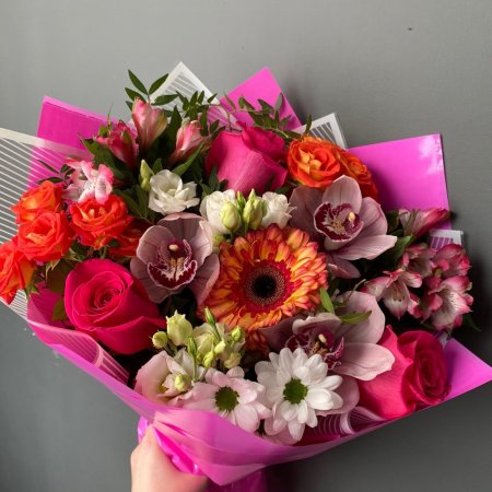 Красивый яркий букет цветов