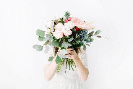 Девушка держит в руках букет
