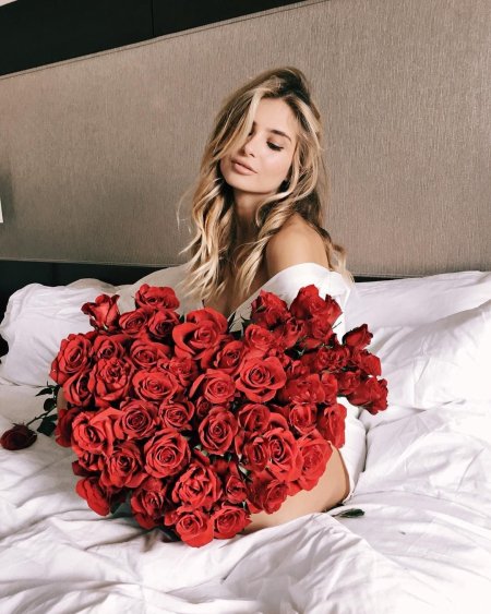 Девушка с букетом роз