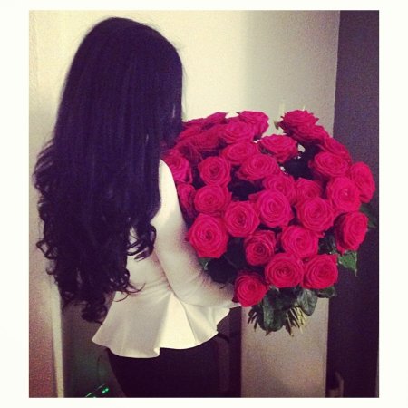 Брюнетка с букетом цветов